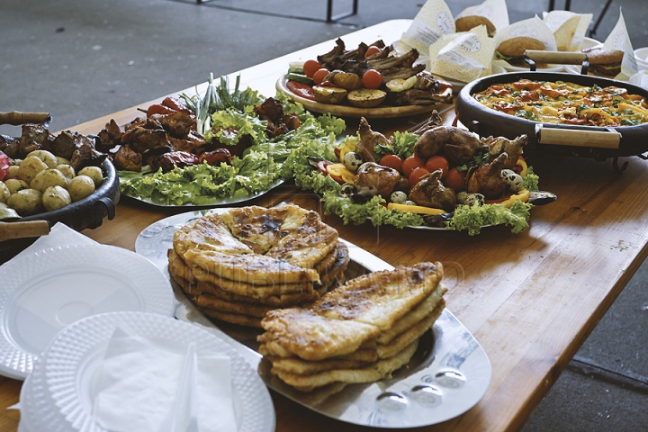 Nu poţi trece pe alături! Bucătarii pregătesc frigărui de-ţi lasă gura apă la festivalul Barbeque (GALERIE FOTO)