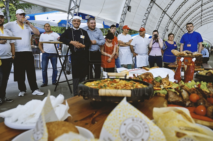 Nu poţi trece pe alături! Bucătarii pregătesc frigărui de-ţi lasă gura apă la festivalul Barbeque (GALERIE FOTO)