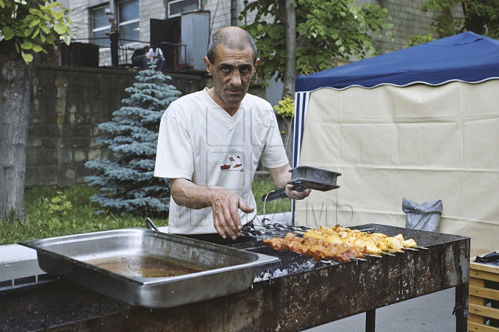 Nu poţi trece pe alături! Bucătarii pregătesc frigărui de-ţi lasă gura apă la festivalul Barbeque (GALERIE FOTO)