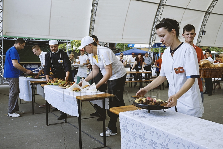 Nu poţi trece pe alături! Bucătarii pregătesc frigărui de-ţi lasă gura apă la festivalul Barbeque (GALERIE FOTO)