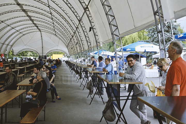 Nu poţi trece pe alături! Bucătarii pregătesc frigărui de-ţi lasă gura apă la festivalul Barbeque (GALERIE FOTO)