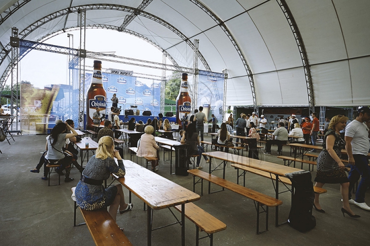 Nu poţi trece pe alături! Bucătarii pregătesc frigărui de-ţi lasă gura apă la festivalul Barbeque (GALERIE FOTO)