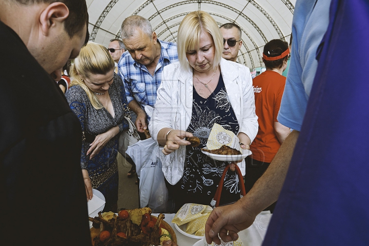 Nu poţi trece pe alături! Bucătarii pregătesc frigărui de-ţi lasă gura apă la festivalul Barbeque (GALERIE FOTO)