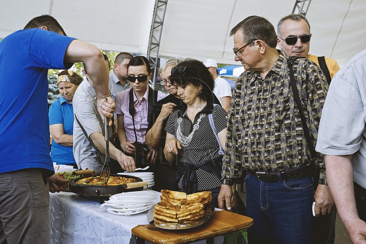 Nu poţi trece pe alături! Bucătarii pregătesc frigărui de-ţi lasă gura apă la festivalul Barbeque (GALERIE FOTO)