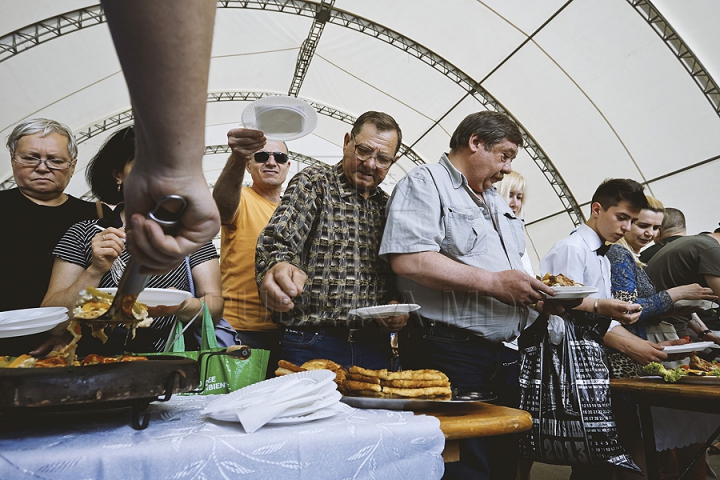 Nu poţi trece pe alături! Bucătarii pregătesc frigărui de-ţi lasă gura apă la festivalul Barbeque (GALERIE FOTO)