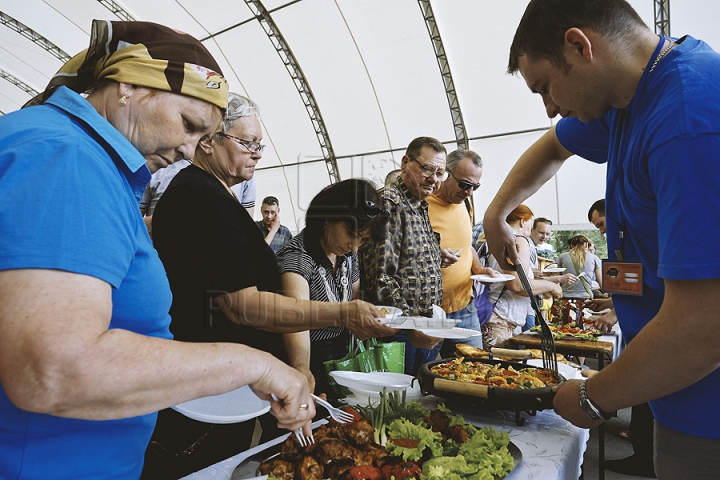 Nu poţi trece pe alături! Bucătarii pregătesc frigărui de-ţi lasă gura apă la festivalul Barbeque (GALERIE FOTO)