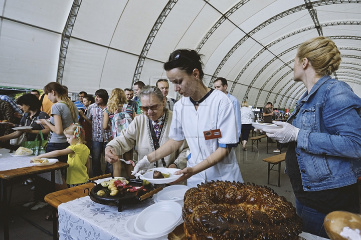 Nu poţi trece pe alături! Bucătarii pregătesc frigărui de-ţi lasă gura apă la festivalul Barbeque (GALERIE FOTO)