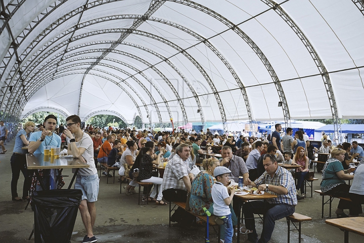 Vedetele TV în bucătăria Festivalului Barbeque. Echipa Publika TV a gătit o mâncare tradiţională sârbească (FOTO)