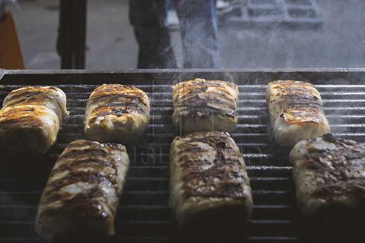 Vedetele TV în bucătăria Festivalului Barbeque. Echipa Publika TV a gătit o mâncare tradiţională sârbească (FOTO)