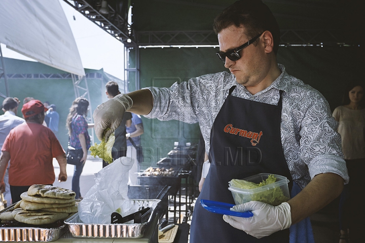 Vedetele TV în bucătăria Festivalului Barbeque. Echipa Publika TV a gătit o mâncare tradiţională sârbească (FOTO)