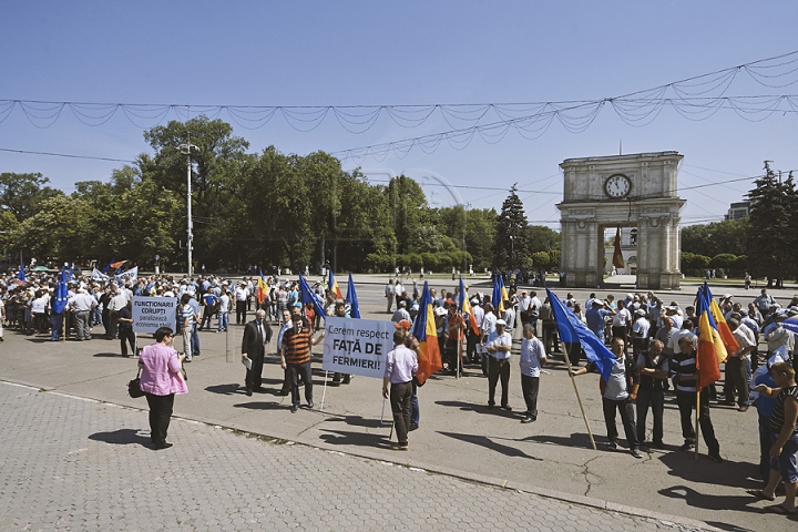 Protest în centrul Chişinăului! Mii de fermieri au ieşit în stradă (GALERIE FOTO)