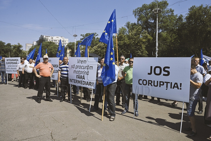 Protest în centrul Chişinăului! Mii de fermieri au ieşit în stradă (GALERIE FOTO)