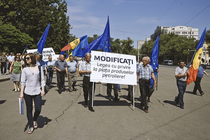 Protest în centrul Chişinăului! Mii de fermieri au ieşit în stradă (GALERIE FOTO)