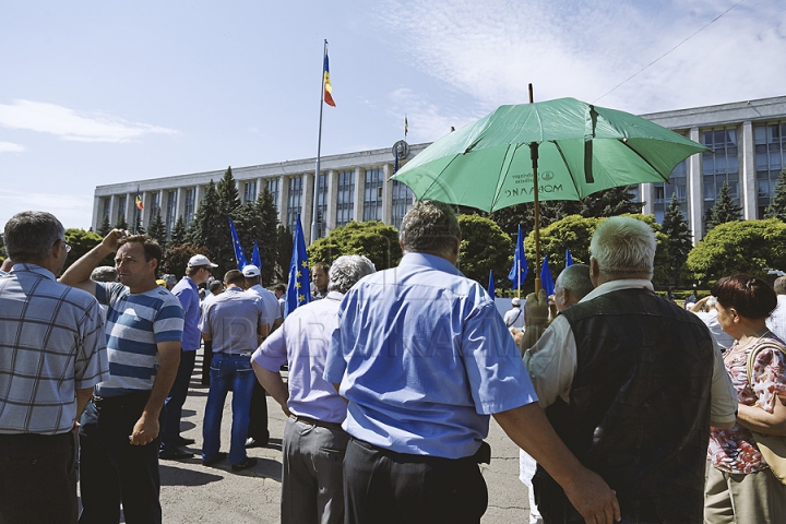 Protest în centrul Chişinăului! Mii de fermieri au ieşit în stradă (GALERIE FOTO)