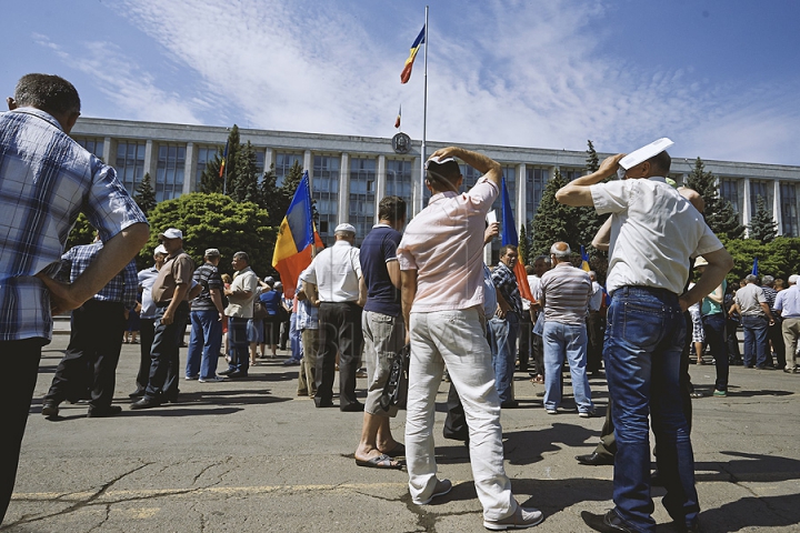 Protest în centrul Chişinăului! Mii de fermieri au ieşit în stradă (GALERIE FOTO)