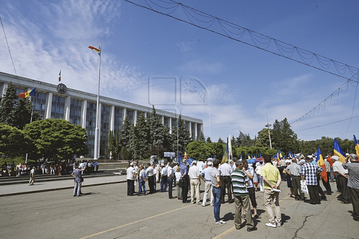 Protest în centrul Chişinăului! Mii de fermieri au ieşit în stradă (GALERIE FOTO)