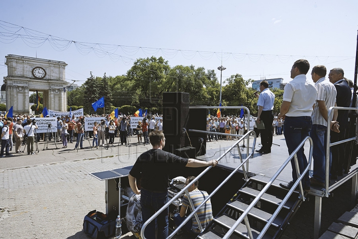 Protest în centrul Chişinăului! Mii de fermieri au ieşit în stradă (GALERIE FOTO)