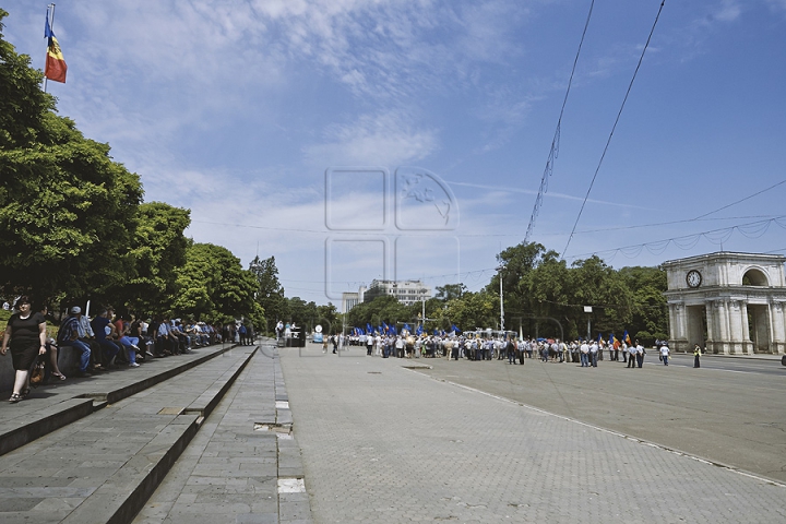 Protest în centrul Chişinăului! Mii de fermieri au ieşit în stradă (GALERIE FOTO)