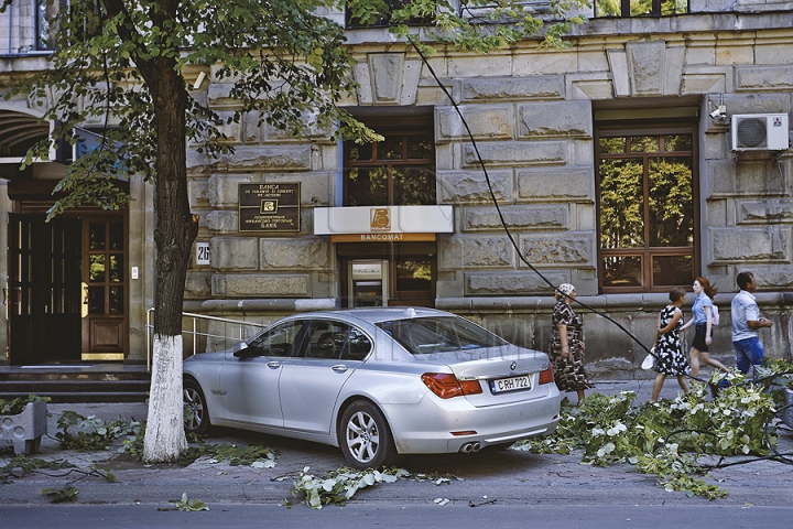 Experiment Publika.md: Chişinăul sufocat de problema lipsei parcărilor (GALERIE FOTO)