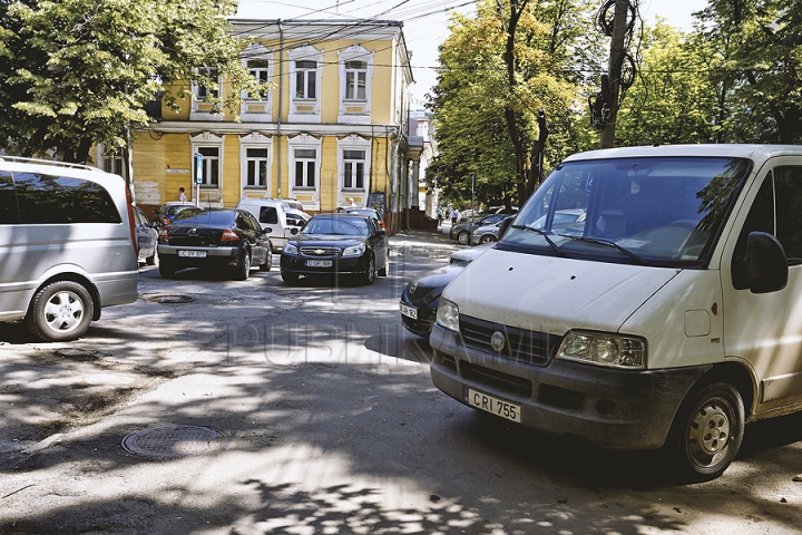 Experiment Publika.md: Chişinăul sufocat de problema lipsei parcărilor (GALERIE FOTO)