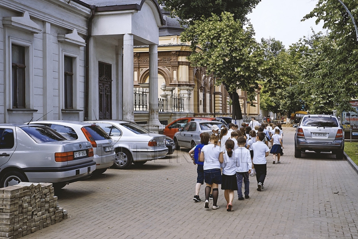 Experiment Publika.md: Chişinăul sufocat de problema lipsei parcărilor (GALERIE FOTO)