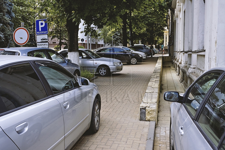 Experiment Publika.md: Chişinăul sufocat de problema lipsei parcărilor (GALERIE FOTO)