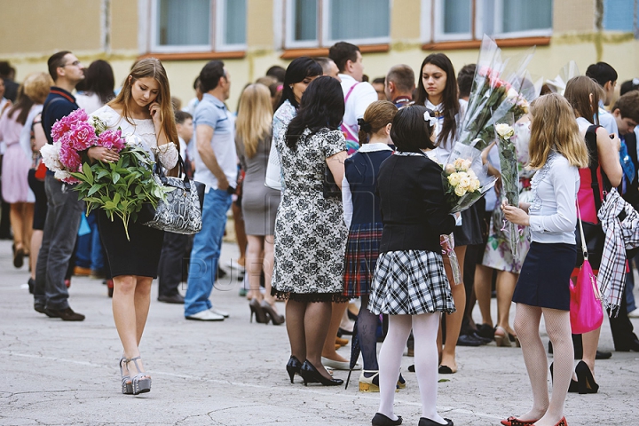 Ultimul sunet de clopoţel a sunat pentru mii de elevi. La eveniment au participat şi politicieni (VIDEO/FOTO)