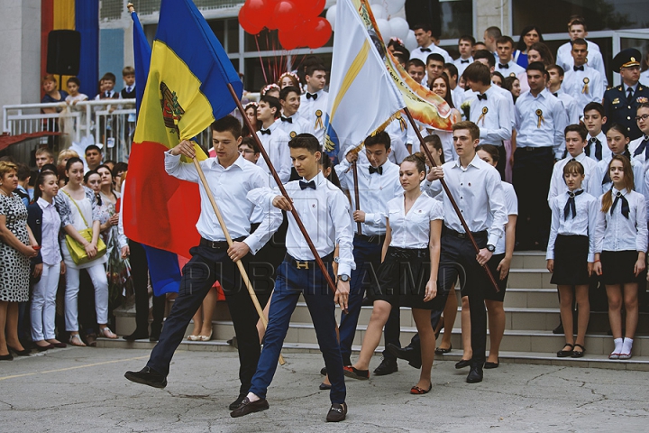 Ultimul sunet de clopoţel a sunat pentru mii de elevi. La eveniment au participat şi politicieni (VIDEO/FOTO)