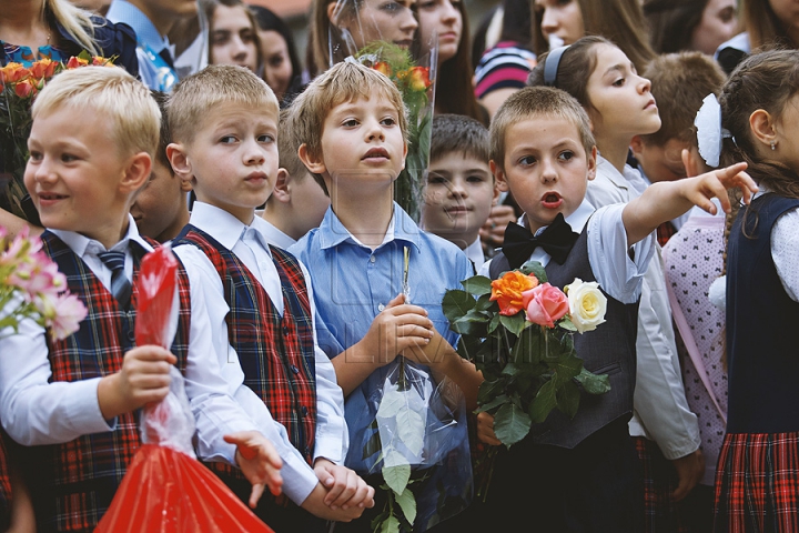 Ultimul sunet de clopoţel a sunat pentru mii de elevi. La eveniment au participat şi politicieni (VIDEO/FOTO)