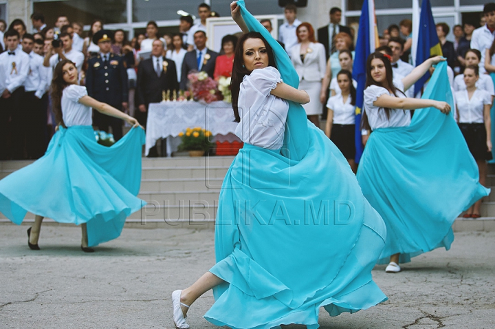 Ultimul sunet de clopoţel a sunat pentru mii de elevi. La eveniment au participat şi politicieni (VIDEO/FOTO)