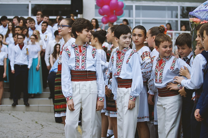 Ultimul sunet de clopoţel a sunat pentru mii de elevi. La eveniment au participat şi politicieni (VIDEO/FOTO)