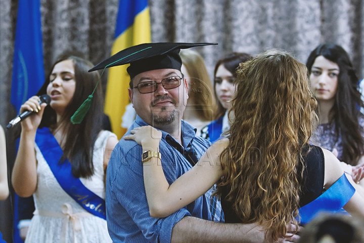 Ultimul sunet de clopoţel a sunat pentru mii de elevi. La eveniment au participat şi politicieni (VIDEO/FOTO)