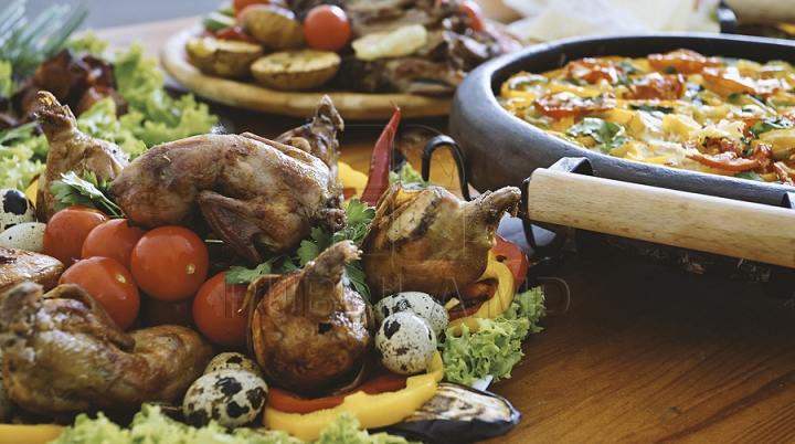 Nu poţi trece pe alături! Bucătarii pregătesc frigărui de-ţi lasă gura apă la festivalul Barbeque (GALERIE FOTO)