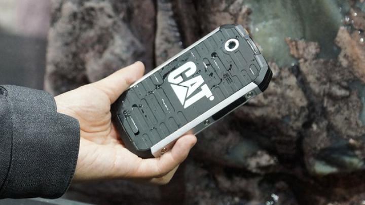 Test extrem! Ce s-a întâmplat cu un smartphone peste care a trecut un excavator de patru tone (VIDEO)