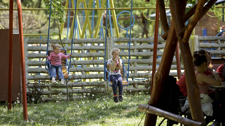 Pensiunile, luate cu asalt de 1 Mai! Oamenii sărbătoresc de dimineaţă cu bere şi frigărui (GALERIE FOTO)