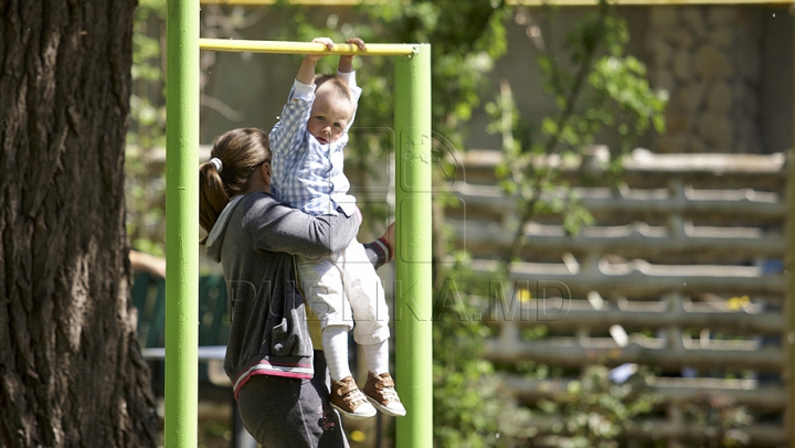 Pensiunile, luate cu asalt de 1 Mai! Oamenii sărbătoresc de dimineaţă cu bere şi frigărui (GALERIE FOTO)