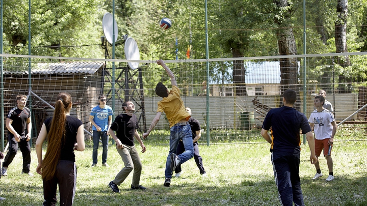 Pensiunile, luate cu asalt de 1 Mai! Oamenii sărbătoresc de dimineaţă cu bere şi frigărui (GALERIE FOTO)