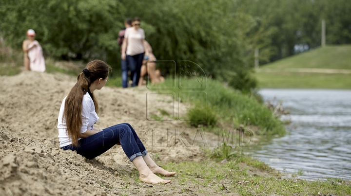 Pensiunile, luate cu asalt de 1 Mai! Oamenii sărbătoresc de dimineaţă cu bere şi frigărui (GALERIE FOTO)