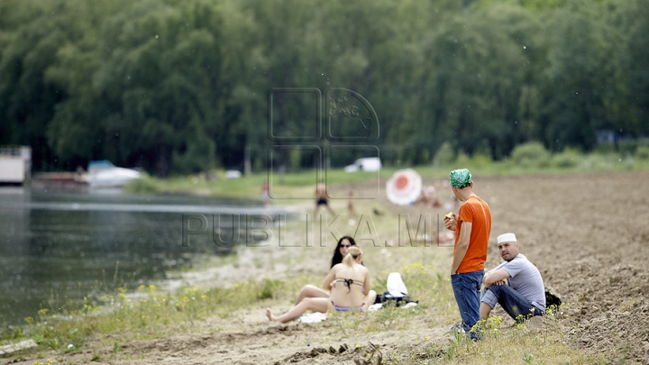 Pensiunile, luate cu asalt de 1 Mai! Oamenii sărbătoresc de dimineaţă cu bere şi frigărui (GALERIE FOTO)