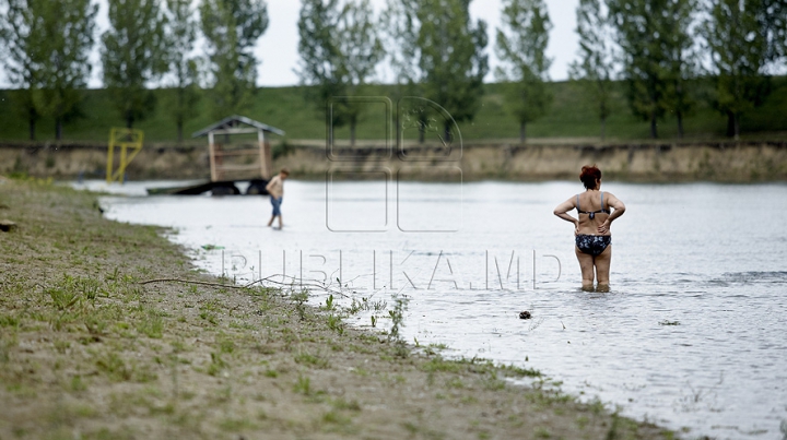 Pensiunile, luate cu asalt de 1 Mai! Oamenii sărbătoresc de dimineaţă cu bere şi frigărui (GALERIE FOTO)