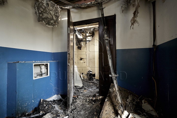 FOTOGRAFIILE DURERII. Ce a mai rămas din locuinţele de la mansarda mistuită de flăcări