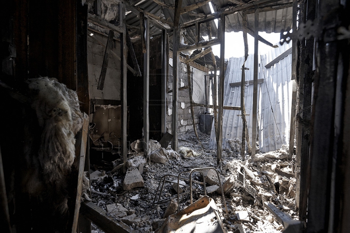 FOTOGRAFIILE DURERII. Ce a mai rămas din locuinţele de la mansarda mistuită de flăcări