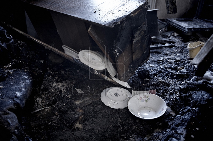 FOTOGRAFIILE DURERII. Ce a mai rămas din locuinţele de la mansarda mistuită de flăcări