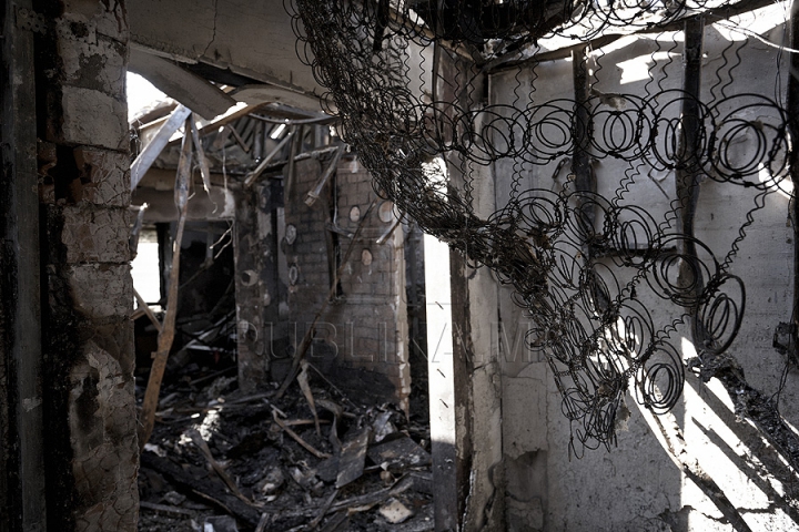 FOTOGRAFIILE DURERII. Ce a mai rămas din locuinţele de la mansarda mistuită de flăcări