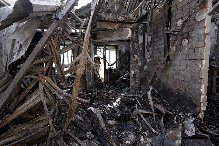 FOTOGRAFIILE DURERII. Ce a mai rămas din locuinţele de la mansarda mistuită de flăcări