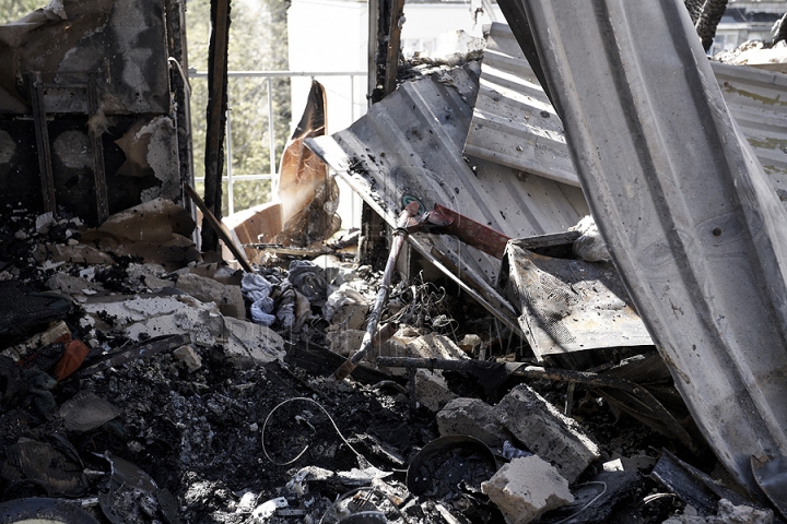 FOTOGRAFIILE DURERII. Ce a mai rămas din locuinţele de la mansarda mistuită de flăcări