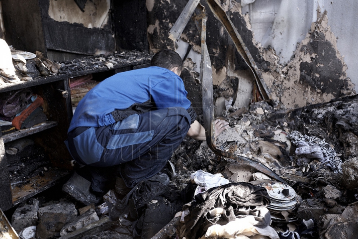 FOTOGRAFIILE DURERII. Ce a mai rămas din locuinţele de la mansarda mistuită de flăcări