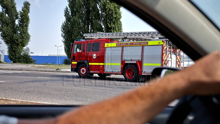 Incendiu în bucătăria unui fast-food din Chişinău. Două autospeciale au mers la faţa locului 