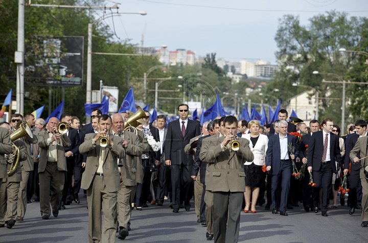 NO COMMENT! Omagii şi flori pentru ostaşii căzuţi în cel de-al Doilea Război Mondial (VIDEO/FOTO)