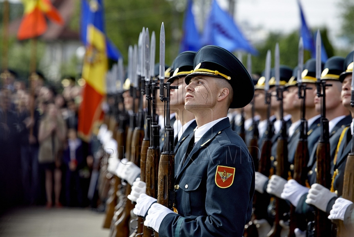 NO COMMENT! Omagii şi flori pentru ostaşii căzuţi în cel de-al Doilea Război Mondial (VIDEO/FOTO)